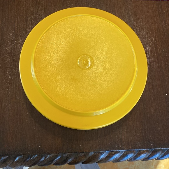 Tupperware vintage 8 inch bowl w/lid - Picture 1 of 4
